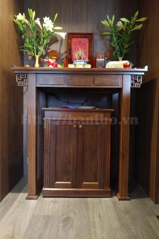 Mẫu bàn thờ gỗ óc chó đem lại sự hạnh phúc, may mắn và tài khí cho chủ nhà của chung cư.